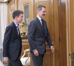 Su Majestad el Rey se dirige a su despacho con el representante de Más País-Equo, Don Íñigo Errejón Galván