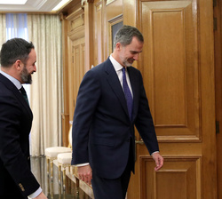 Su Majestad el Rey se dirige a su despacho con el representante de VOX, Don Santiago Abascal Conde
