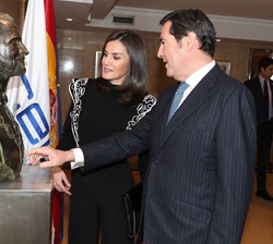 Su Majestad la Reina, a su llegada a la sede de la CEOE Madrid, conversa con el presidente de la CEOE, Antonio Garamendi, sobre el busto de Su Majesta