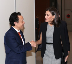 Doña Letizia recibe el saludo de Qu Dongyu, Director general de la Organización de las Naciones Unidas para la Alimentación y la Agricultura