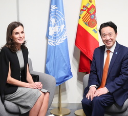 Su Majestad la Reina y el Director general de la Organización de las Naciones Unidas para la Alimentación antes de comenzar el encuentro previsto