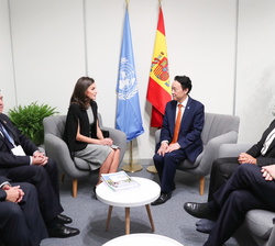 Doña Letizia, Qu Dongyu y el resto de autoridades participantes en el encuentro previo al evento