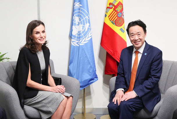 Su Majestad la Reina y el Director general de la Organización de las Naciones Unidas para la Alimentación antes de comenzar el encuentro previsto