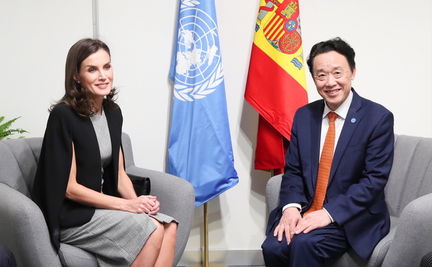Su Majestad la Reina y el Director general de la Organización de las Naciones Unidas para la Alimentación antes de comenzar el encuentro previsto