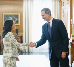 Su Majestad el Rey recibe el saludo de la representante de Ciudadanos-Partido de la Ciudadanía, Doña Inés Arrimadas García