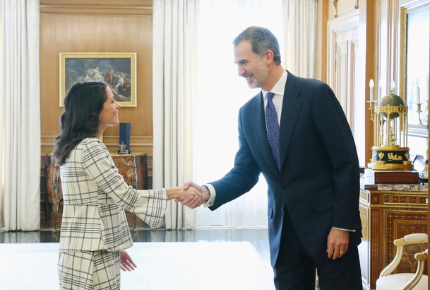 Su Majestad el Rey recibe el saludo de la representante de Ciudadanos-Partido de la Ciudadanía, Doña Inés Arrimadas García