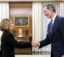 Su Majestad el Rey recibe el saludo de la presidenta del Congreso, Doña Meritxell Batet Lamaña