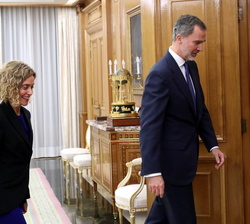 Su Majestad el Rey se dirige a su despacho con la presidenta del Congreso, Doña Meritxell Batet Lamaña