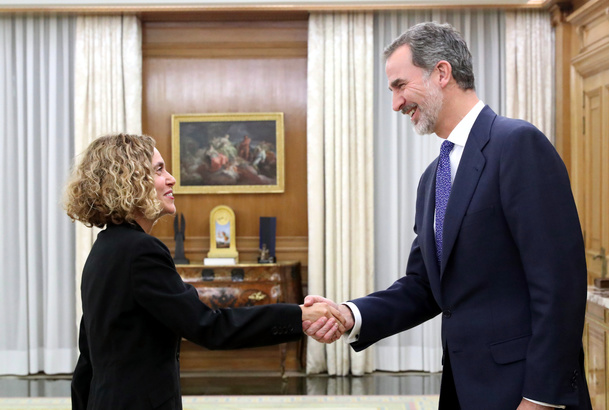Su Majestad el Rey recibe el saludo de la presidenta del Congreso, Doña Meritxell Batet Lamaña