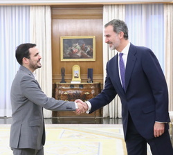 Su Majestad el Rey recibe el saludo del representante de Izquierda Unida (Unidas Podemos), Don Alberto Garzón Espinosa