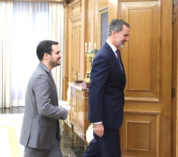 Su Majestad el Rey se dirige a su despacho con el representante de Izquierda Unida (Unidas Podemos), Don Alberto Garzón Espinosa