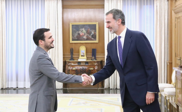 Su Majestad el Rey recibe el saludo del representante de Izquierda Unida (Unidas Podemos), Don Alberto Garzón Espinosa