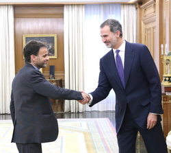 Su Majestad el Rey recibe el saludo del representante de En Comú Podem-Guanyem el Canvi, Don Jaume Asens Llodrá