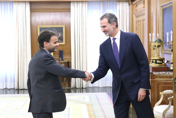 Su Majestad el Rey recibe el saludo del representante de En Comú Podem-Guanyem el Canvi, Don Jaume Asens Llodrá