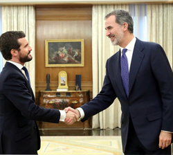 Su Majestad el Rey recibe el saludo del representante del Partido Popular, Don Pablo Casado Blanco
