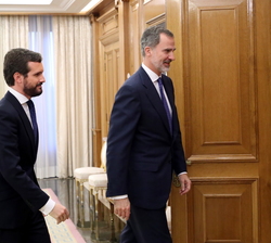 Su Majestad el Rey se dirige a su despacho con el representante del Partido Popular, Don Pablo Casado Blanco