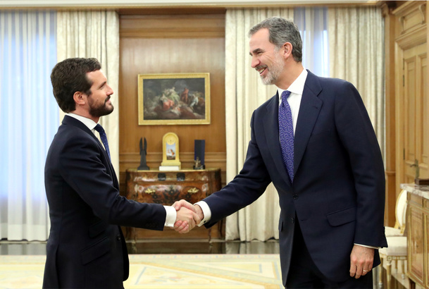 Su Majestad el Rey recibe el saludo del representante del Partido Popular, Don Pablo Casado Blanco
