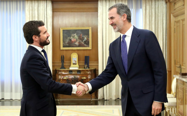 Su Majestad el Rey recibe el saludo del representante del Partido Popular, Don Pablo Casado Blanco