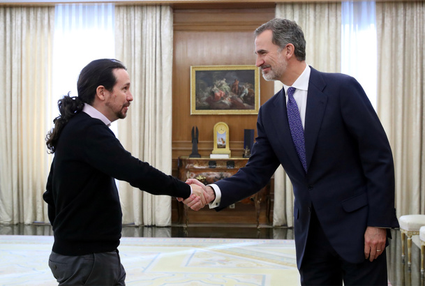 Su Majestad el Rey recibe el saludo del representante de Podemos (Unidas Podemos), Don Pablo Iglesias Turrión