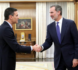 Su Majestad el Rey recibe el saludo del representante del Partido Socialista Obrero Español, Don Pedro Sánchez Pérez-Castejón