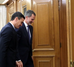 Su Majestad el Rey se dirige a su despacho con el representante del Partido Socialista Obrero Español, Don Pedro Sánchez Pérez-Castejón
