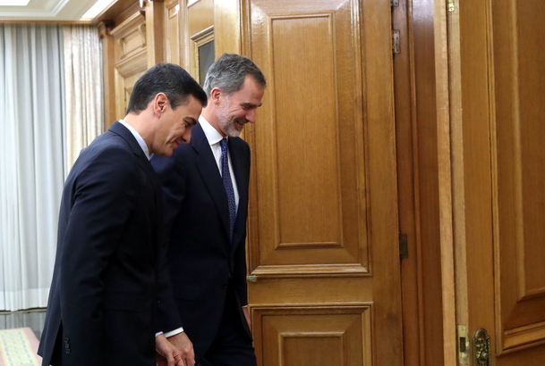 Su Majestad el Rey se dirige a su despacho con el representante del Partido Socialista Obrero Español, Don Pedro Sánchez Pérez-Castejón
