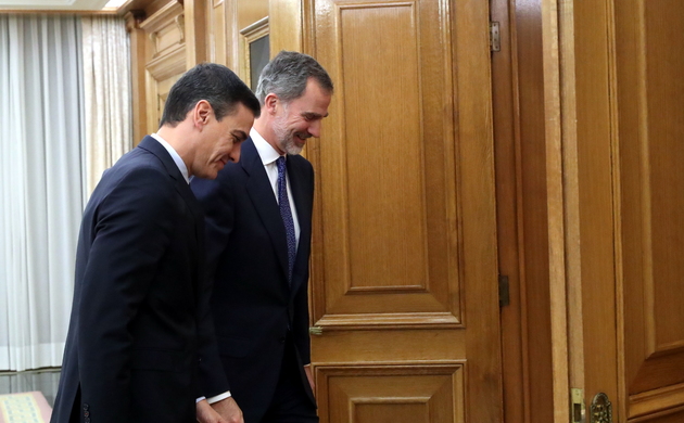Su Majestad el Rey se dirige a su despacho con el representante del Partido Socialista Obrero Español, Don Pedro Sánchez Pérez-Castejón