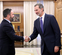 Su Majestad el Rey recibe el saludo del representante de VOX, Don Santiago Abascal Conde