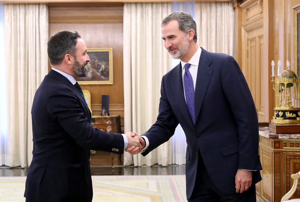 Su Majestad el Rey recibe el saludo del representante de VOX, Don Santiago Abascal Conde