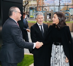 Su Majestad la Reina durante los saludos de bienvenida a su llegada a la Sede de Abertis