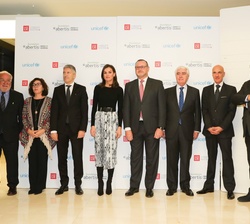 Su Majestad la Rina junto a los asisentes al “Primer Foro Global sobre el Impacto Socioeconómico de los Accidentes de Tráfico con Víctimas Infan