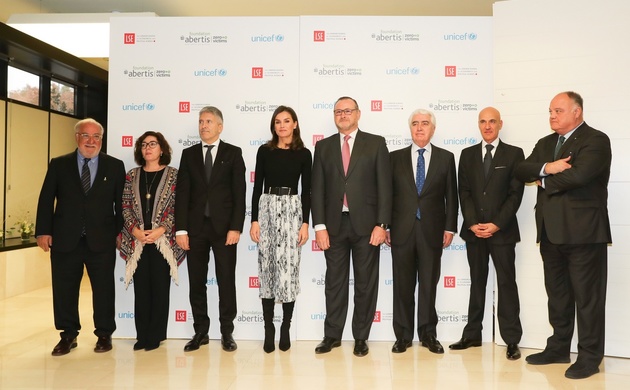 Su Majestad la Rina junto a los asisentes al “Primer Foro Global sobre el Impacto Socioeconómico de los Accidentes de Tráfico con Víctimas Infantiles"