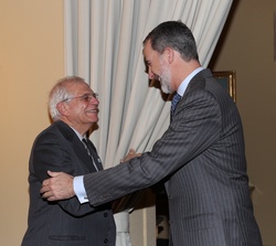 Su Majestad el Rey recibe el saludo del Alto Representante de la Unión Europea para Asuntos Exteriores y Política de Seguridad, Josep Borrell