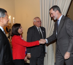 Su Majestad el Rey recibe el saludo de la ministra de Asuntos Exteriores, Unión Europea y Cooperación y de Defensa, Margarita Robles