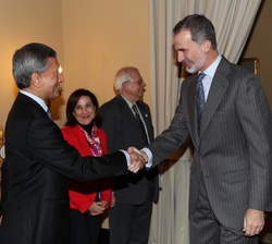 Su Majestad el Rey recibe el saludo del coordinador ASEN y ministro de Asuntos Exteriores de la República de Singapur, Vivian Balakrishnan