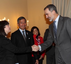 Su Majestad el Rey recibe el saludo de la secretaria de Estado del Ministerio de Asuntos Exteriores de Finlandia, Johanna Sumuvuori