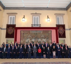 Don Felipe junto a las autoridades y jefes de Delegación asistentes a la reunión del Foro ASEM