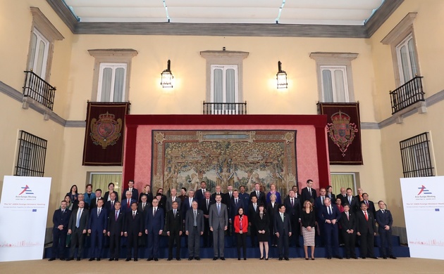 Don Felipe junto a las autoridades y jefes de Delegación asistentes a la reunión del Foro ASEM