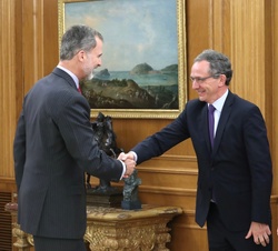 Su Majestad el Rey recibe el saludo del consejero delegado - chief executive officer - CEO de HP Inc, Enrique Lores Obradors