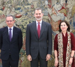 Don Felipe, acompañado del Sr. Lores Obradors, presidente y consejero delegado de HP y la Sra. Herrero Starkie, presidenta y consejera delegada de HP 