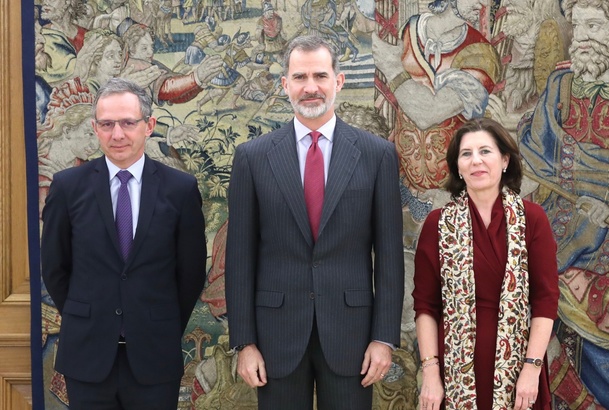 Don Felipe, acompañado del Sr. Lores Obradors, presidente y consejero delegado de HP y la Sra. Herrero Starkie, presidenta y consejera delegada de HP 