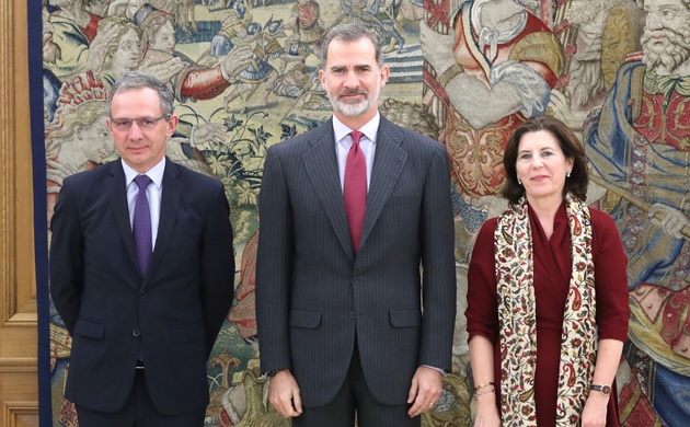 Don Felipe, acompañado del Sr. Lores Obradors, presidente y consejero delegado de HP y la Sra. Herrero Starkie, presidenta y consejera delegada de HP 