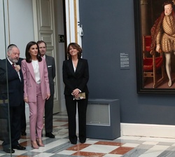 Doña Letizia inicia el reccorrido por la exposición "La otra Corte. Mujeres de la Casa de Austria en los monasterios reales de Las Descalzas y La
