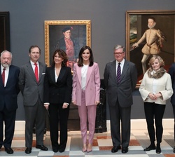Su Majestad la Reina junto a las autoridades asistentes
