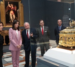 Doña Letizia durante la visita recibe las explicaciones del comisario de la exposición, Fernando Checa