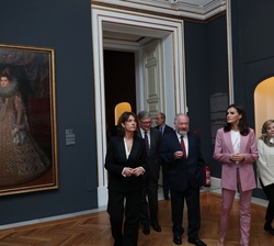 La Reina durante el recorrido por la exposición