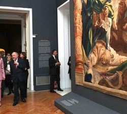 Doña Letizia durante el recorrido por la exposición