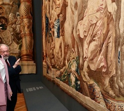 Doña Letizia frente a una de las obras de la exposición "La otra Corte. Mujeres de la Casa de Austria en los monasterios reales de Las Descalzas 
