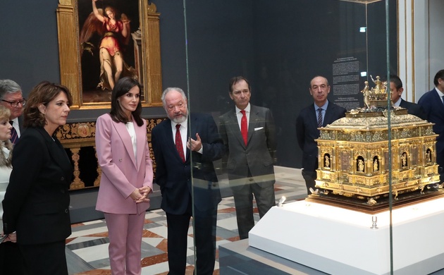 Doña Letizia durante la visita recibe las explicaciones del comisario de la exposición, Fernando Checa