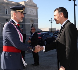 Su Majestad el Rey a su llegada recibe el saludo del presidente del Gobierno en funciones, Pedro Sánchez